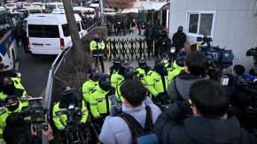 Unidad militar bloquea a agentes que intentan arrestar al suspendido presidente de Corea del Sur: había decretado ley marcial