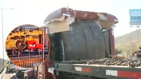 El momento en que rollo de acero de 27 toneladas termina incrustado en cabina de camión: chofer se salvó de milagro El momento en que rollo de acero de 27 toneladas termina incrustado en cabina de camión: chofer se salvó de milagro