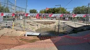 FOTOS | Gigantesco socavón aparece en cancha deportiva en Conchalí FOTOS | Gigantesco socavón aparece en cancha deportiva en Conchalí