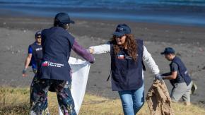 Voluntarios del Banco de Chile limpiaron cinco playas del país: Recogieron casi dos toneladas de plástico