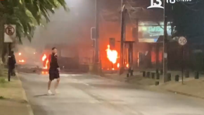 Bus quemado y saqueos frustrados: Incidentes en aniversario de muerte de barrista de Colo Colo en Pudahuel Bus quemado y saqueos frustrados: Incidentes en aniversario de muerte de barrista de Colo Colo en Pudahuel