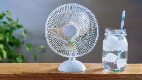 El humilde truco con hielo y un ventilador para sobrevivir sin aire acondicionado a las olas de calor
