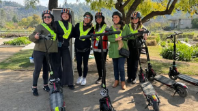 Emprendimiento invita a conocer el "patrimonio verde" de Santiago en scooters eléctricos