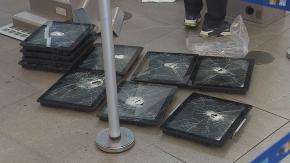 Hombre vuelve a destruir 30 pantallas en el Aeropuerto de Santiago: sería la misma persona que lo hizo en agosto