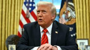 Trump suspende ley que prohíbe recibir sobornos de gobiernos Trump suspende ley que prohíbe recibir sobornos de gobiernos