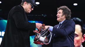 "Tengo un regalo para vos": Javier Milei se reunió con Elon Musk y le regaló una motosierra "Tengo un regalo para vos": Javier Milei se reunió con Elon Musk y le regaló una motosierra