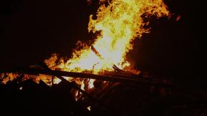 Senapred decreta Alerta Roja en la comuna de Lebu y ordena evacuación de un sector por incendio forestal