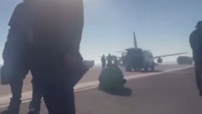 Avión fue evacuado momentos antes de despegar en Estados Unidos: Una de las alas se incendió Avión fue evacuado momentos antes de despegar en Estados Unidos: Una de las alas se incendió