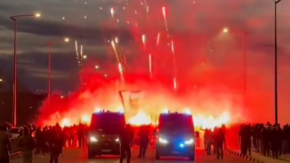 VIDEO | La espectacular llegada del bus de Toulouse de Gabriel Suazo para enfrentar al PSG