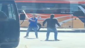 A palos termina violenta pelea entre chofer de buses y "voceador" en terminal de Puerto Montt A palos termina violenta pelea entre chofer de buses y "voceador" en terminal de Puerto Montt