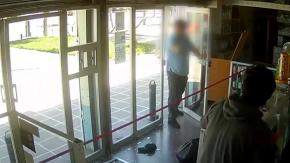 Violento asalto a farmacia termina con dueño defendiéndose a balazos: Delincuente murió Violento asalto a farmacia termina con dueño defendiéndose a balazos: Delincuente murió