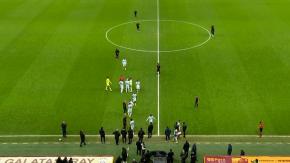 Escándalo en el fútbol europeo: rival de Galatasaray se retira de la cancha tras polémico cobro arbitral Escándalo en el fútbol europeo: rival de Galatasaray se retira de la cancha tras polémico cobro arbitral