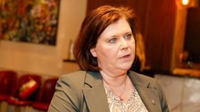 Ministra de Educación de Islandia renuncia tras asumir que tuvo un hijo con un menor de 16 años: Lo conoció en grupo religioso