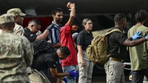 Sin dinero, migrantes deportados por EEUU a Panamá buscan un país adonde ir Sin dinero, migrantes deportados por EEUU a Panamá buscan un país adonde ir
