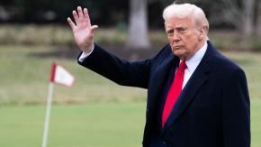 Gobierno de Trump analiza prohibir o restringir viajes a EE.UU. a ciudadanos de 43 países