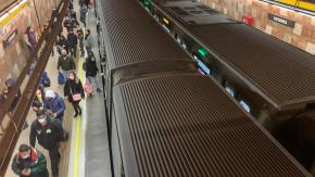 Metro de Santiago vio afectado su normal funcionamiento por personas rayando un tren: así quedó carro vandalizado