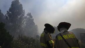 Senapred declara Alerta Roja para la comuna de Gorbea debido a incendio forestal que amenazan sectores poblados