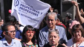 Profesores de Santiago no llegaron a acuerdo e inician paro indefinido: 39 establecimientos serán los afectados Profesores de Santiago no llegaron a acuerdo e inician paro indefinido: 39 establecimientos serán los afectados