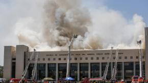 Fuego habría iniciado en oficinas: Qué se sabe del incendio que afecta a la Escuela de Carabineros Fuego habría iniciado en oficinas: Qué se sabe del incendio que afecta a la Escuela de Carabineros