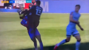 VIDEO | La brutal patada del portero del Millwall en la FA Cup: rival terminó con oxígeno VIDEO | La brutal patada del portero del Millwall en la FA Cup: rival terminó con oxígeno