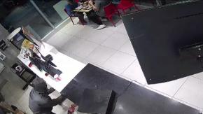 Tour delictual de Lampa a Quilicura: Asaltantes de servicentros robaron locales con clientes aún dentro