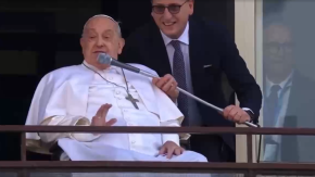 El papa Francisco agradece a sus fieles en su primera aparición en público desde el 14 de febrero