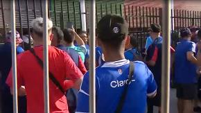 Carabineros dispersa a hinchas con gas por caos en ingreso a estadio de La Florida: había niños esperando por entrar Carabineros dispersa a hinchas con gas por caos en ingreso a estadio de La Florida: había niños esperando por entrar