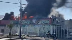 Gigantesco incendio afecta a mall chino en Renca: existe riesgo de propagación a locales vecinos