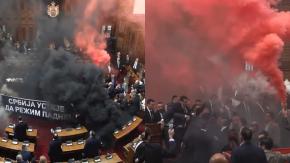 Diputados lanzan granadas de humo en Parlamento serbio: dos resultaron heridos y una está en estado crítico Diputados lanzan granadas de humo en Parlamento serbio: dos resultaron heridos y una está en estado crítico