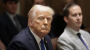 Trump resta importancia a filtración de planes militares de EE.UU en un chat con periodista y lo tilda de "depravado"