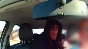 Conductor frustró robo de su vehículo en Quintero: Cámara captó a asaltante saltando desde auto en movimiento Conductor frustró robo de su vehículo en Quintero: Cámara captó a asaltante saltando desde auto en movimiento