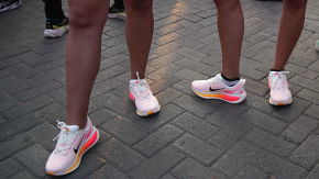 Equipo de "Recorre Mujeres" participa de corrida nocturna con zapatillas Nike Vomero 18