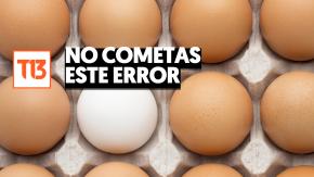 "Sé que suena maniático": El gravísimo error que estás cometiendo al quebrar la cáscara de un huevo