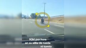 Rápido y furioso: Captan a hombre a más de 90 K/H en silla de ruedas y por la carretera