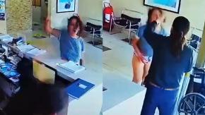 Colombiana que agredió a conserje asegura que trabajador la acosaba y que filtró lío amoroso con un vecino Colombiana que agredió a conserje asegura que trabajador la acosaba y que filtró lío amoroso con un vecino
