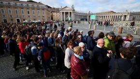 El 13 desde el Vaticano: Más de 140 mil personas se reúnen para despedir al papa Francisco 