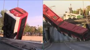 VIDEO: El momento exacto en que una micro es chocada y cae a la autopista 