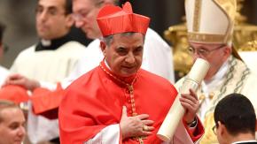 Fue condenado a la cárcel: El prontuario del cardenal sancionado por el Papa Francisco y que exige participar del Cónclave