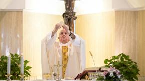 Sólo una cama y un crucifijo: Filtran imagen de la habitación en la que murió el papa Francisco Sólo una cama y un crucifijo: Filtran imagen de la habitación en la que murió el papa Francisco