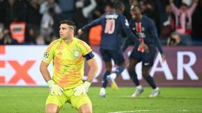 ¿El mejor del mundo? Dibu Martínez se llena de críticas tras pésima salida ante PSG en Champions ¿El mejor del mundo? Dibu Martínez se llena de críticas tras pésima salida ante PSG en Champions