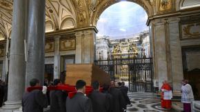 El papa Francisco descansa ya en su última morada: Desde el domingo estará abierta al público El papa Francisco descansa ya en su última morada: Desde el domingo estará abierta al público