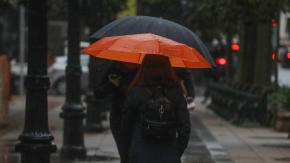 Sistema frontal llegó a la Región Metropolitana: ¿A qué hora empieza la lluvia más intensa?