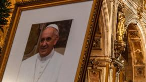 Sigue AQUÍ y EN VIVO la programación especial del 13 por la muerte del Papa 