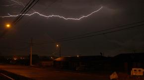 Emiten aviso meteorológico por tormentas eléctricas en tres regiones: sistema frontal traerá viento