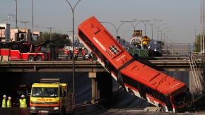 Lo que se sabe del accidente que terminó con una micro colgando en la Autopista Central