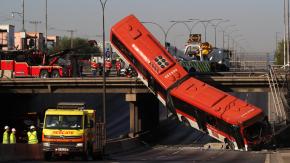 Conductor que chocó y dejó micro "colgando" en Autopista Central quedó en libertad y con firma mensual