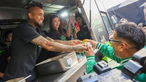 Arturo Vidal lanzó 'Sin miedo burgers' y le hizo promesa a sus compañeros de Colo Colo: "Si ganamos..."
