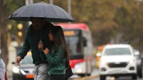 Sistema frontal llega a la Región Metropolitana este viernes: ¿A qué hora comienza a llover?