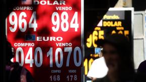 Dólar transa a la baja cerca de $ 965 por mayor calma de los mercados frente a la guerra comercial
