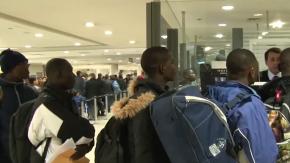Polémica por masiva llegada de haitianos al aeropuerto de Santiago: "Son familias que ya están asentadas en Chile"